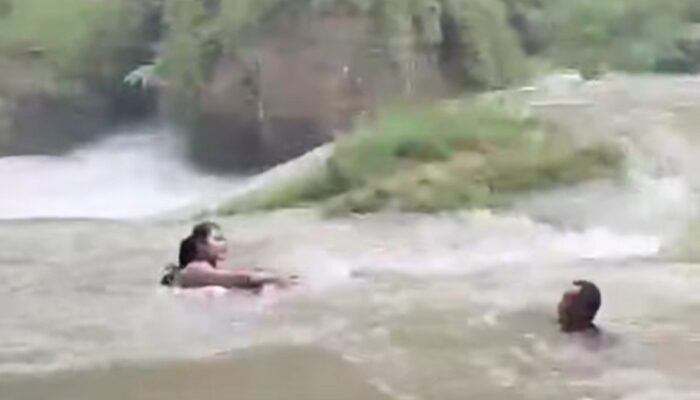 Dua Pelajar Nyaris Terseret Banjir Bandang di Curug Cikaso