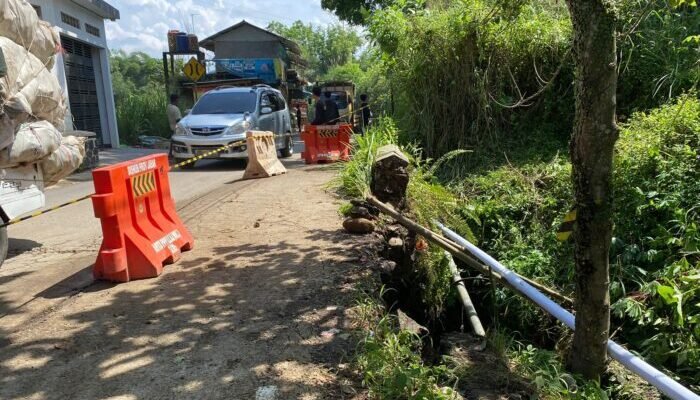 Jembatan di Jalan Alternatif Cibadak Amblas, Warga Soroti Kendaraan Over Kapasitas
