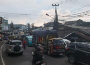 Lalu Lintas Sukabumi Utara Padat, Antrean Kendaraan Mengular di Cibadak hingga Parungkuda