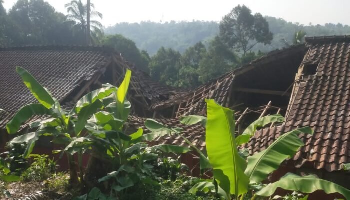Atap SDN Ciganas Ciambar Sukabumi Runtuh, Ujian Siswa Dialihkan