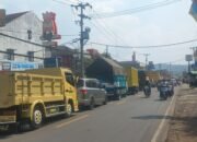 Pemangkasan Pohon Tua Picu Kemacetan di Cibadak Sukabumi