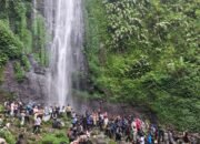 Akhir Pekan, Curug Cibeureum Sukabumi Diserbu Wisatawan