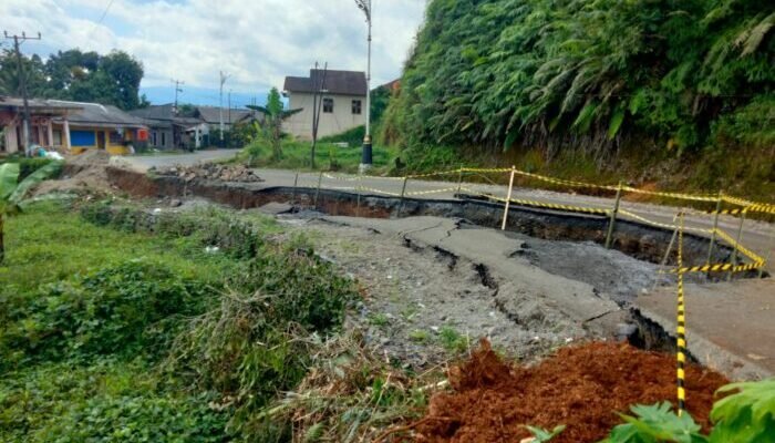 Baru Tiga Bulan Diperbaiki, Jalan Provinsi di Cisolok Sukabumi Amblas Terdampak Longsor