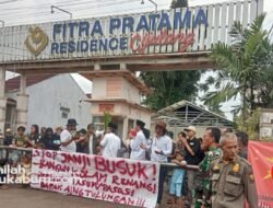 Warga Nagrak Sukabumi Demonstrasi ke Pengembang Perumahan, Massa Aksi : Bapak Aing Tulungan !