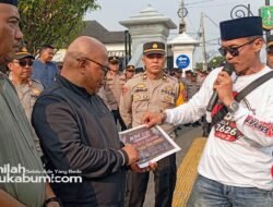 ​Kecewa Tak Ditemui, Massa Aksi Akbar 2626 Beri Piagam ‘Penguasa Sombong’ untuk Wali Kota Sukabumi