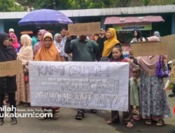 Janji Relokasi 5 Bulan Tak Ditepati, Ibu-ibu Korban Tanah Bergerak di Sukabumi Turun ke Jalan