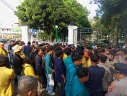 Demo Didepan Pendopo Sukabumi Mahasiswa Kritik Implementasi MBG dan KDMP, Nilai Belum Tepat Sasaran