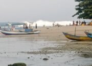 Wisatawan Padati Pantai Cibuaya Saat Akhir Pekan, Balawista Imbau Pengunjung Waspada Ombak
