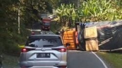 Diduga Tak Kuat Menanjak, Sebuah Truk Muatan Terbalik di Nyalindung Sukabumi