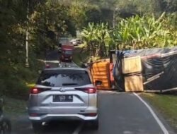 Diduga Tak Kuat Menanjak, Sebuah Truk Muatan Terbalik di Nyalindung Sukabumi