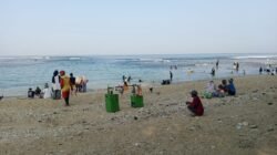 Pantai Cibuaya Ramai Dikunjungi Wisatawan, Pengunjung Nikmati Liburan Akhir Pekan Bersama Keluarga