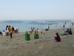 Pantai Cibuaya Ramai Dikunjungi Wisatawan, Pengunjung Nikmati Liburan Akhir Pekan Bersama Keluarga