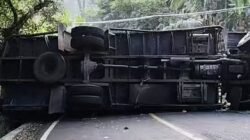 Truk Fuso Pengangkut Lemari Terguling di Tanjakan Purajati di Jalur Cisolok–Bayah