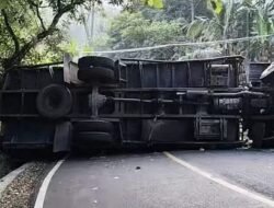 Truk Fuso Pengangkut Lemari Terguling di Tanjakan Purajati di Jalur Cisolok–Bayah