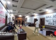 ​Aksi 2626 Berujung Vandalisme di Gedung DPRD Sukabumi, Massa Kecewa Janji Dewan Tak Ditepati