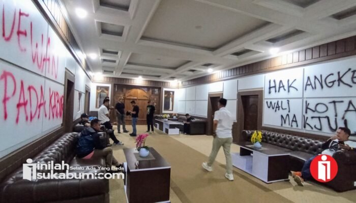 Aksi 2626 Berujung Vandalisme di Gedung DPRD Sukabumi