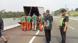Mobil Listrik Hantam Truk Box di Tol Bocimi KM 70