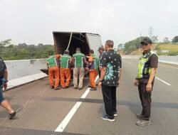 Mobil Listrik Hantam Truk Box di Tol Bocimi KM 70