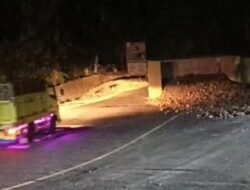 Truk Tronton Terguling di Tanjakan Warungkiara, Sopir Selamat