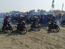 Motor Bebek hingga Modifikasi Adu Cepat di Track Pantai Ujunggenteng