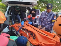 Tangis Keluarga Pecah di Pantai Cibuaya, Tim SAR Temukan Jasad Ahmad Efendi