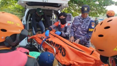 Tangis Keluarga Pecah di Pantai Cibuaya, Tim SAR Temukan Jasad Ahmad Efendi