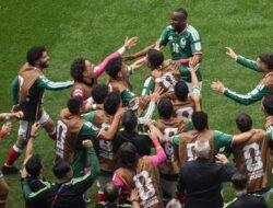 Drama Tiga Kartu Merah Warnai Laga Perdana Piala Dunia Grup A