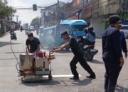 Dishub Kota Sukabumi Cat Ulang Marka Stop Line di Simpang Sigodeg, Tingkatkan Keselamatan Pengendara