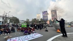 Mahasiswa dan Warga Berbaju Hitam Gelar Aksi di Tugu Adipura Sukabumi
