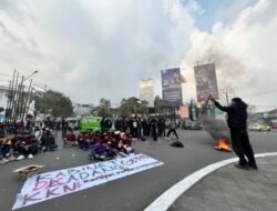 Mahasiswa dan Warga Berbaju Hitam Gelar Aksi di Tugu Adipura Sukabumi
