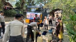 Sambut HUT Bhayangkara ke-80, Polres Sukabumi Salurkan Air Bersih ke Bantargadung