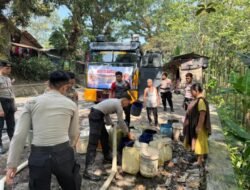 Sambut HUT Bhayangkara ke-80, Polres Sukabumi Salurkan Air Bersih ke Bantargadung