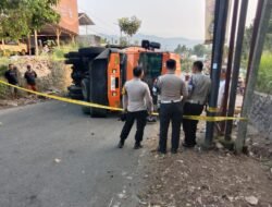 Polisi Ungkap Dugaan Penyebab Truk Gula Terguling di Tanjakan Jalan Pramuka Kota Sukabumi