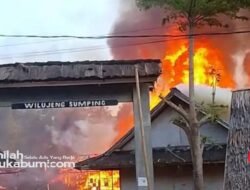 BREAKING NEWS : Kebakaran di Kampung Adat Cipta Mulya Cisolok, Puluhan Rumah Rata dengan Tanah