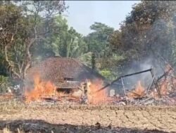 Diduga Korsleting Listrik, Rumah Panggung di Cimanggu Ludes Terbakar