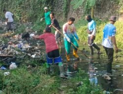 Warga RW 19 Palabuhanratu Gotong Royong Bersihkan Sungai Cipanyairan, Cegah Risiko Banjir