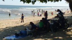 Pantai Cibuaya Tetap Ramai di Penghujung Libur Sekolah, Wisatawan Nikmati Liburan Bersama Keluarga