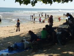 Pantai Cibuaya Tetap Ramai di Penghujung Libur Sekolah, Wisatawan Nikmati Liburan Bersama Keluarga