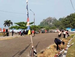 Forkompimcam Cisolok dan Mahasiswa KKN UGM Bersihkan Pantai Karang Hawu 