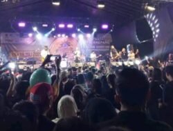 Geopark Ciletuh Berubah Jadi Lautan Manusia, Ribuan Penonton Padati Konser Band Kotak di Syukuran Hari Nelayan Ciwaru ke-69
