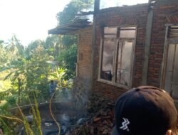 Damkar dan Warga Berjibaku Padamkan Kebakaran Rumah di Cikakak Sukabumi