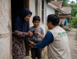 Ketika Membantu yang Lemah, Kita Sedang Menguatkan Diri Sendiri