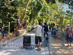 Dinas PU Sukabumi Aspal Jalan Tegalcaringin-Cimarinjung Kecamatan Ciemas
