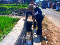 Jaga Jalan Tetap Awet, Dinas PU Sukabumi Bangun Drainase di Kadudampit