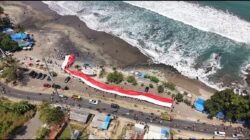 Bendera Merah Putih Membentang 300 Meter Di Pantai Karanghawu