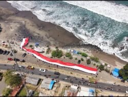 Bendera Merah Putih Membentang 300 Meter Di Pantai Karanghawu