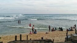 Pantai Cibuaya Dipadati Wisatawan, Balawista Ingatkan Pengunjung Tetap Waspada