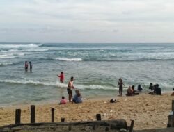 Pantai Cibuaya Dipadati Wisatawan, Balawista Ingatkan Pengunjung Tetap Waspada