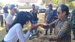 Dadang Hermawan Serahkan Bantuan Seragam Paskibraka Kecamatan Ciracap