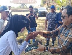 Dadang Hermawan Serahkan Bantuan Seragam Paskibraka Kecamatan Ciracap